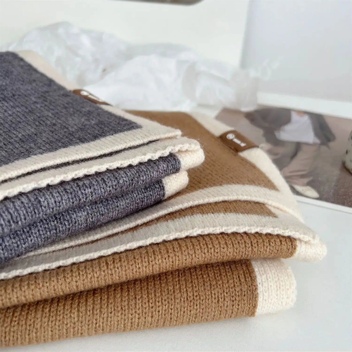 スタイリッシュで多用途な冬用ニットウールの黒と白のカラーマッチングスカーフ